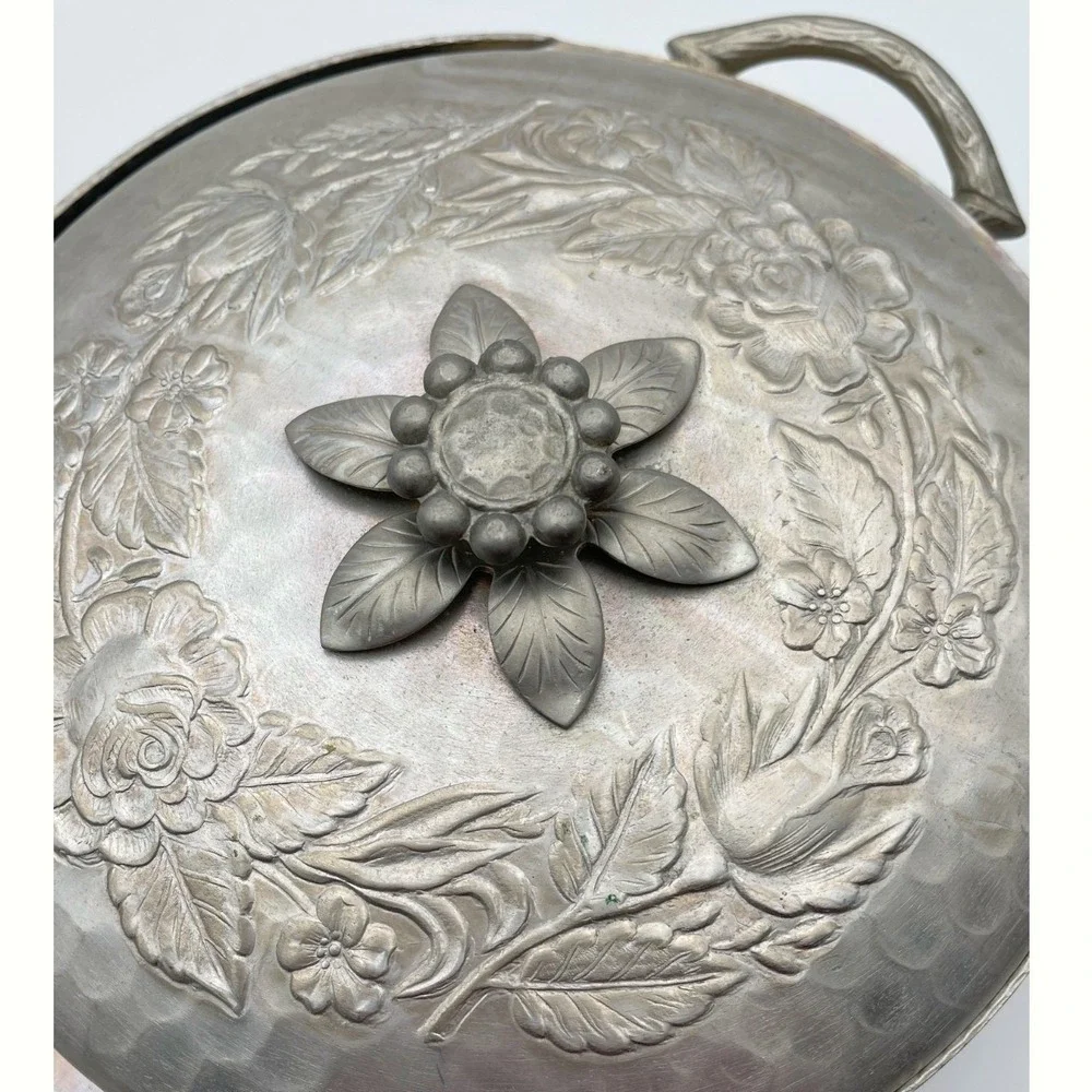 Vintage Everlast Forged Aluminum‎ Floral Hammered Covered Casserole Dish